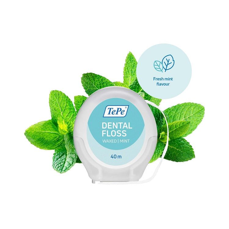 TePe Dental Floss verpakking tussen muntblaadjes met tekst Fresh mint flavour