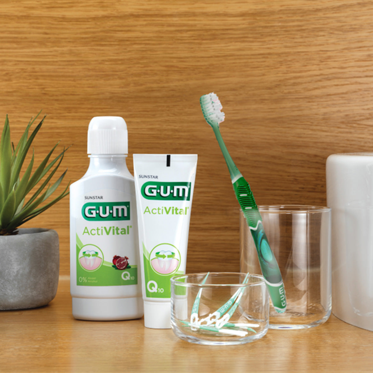 GUM ActiVital mondspoelmiddel en tandpasta naast tandenborstel op badkamerplankje
