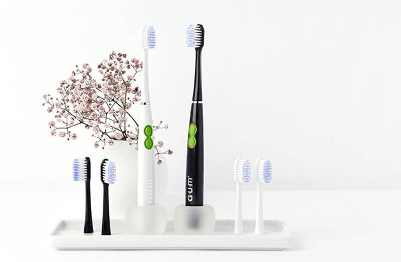 GUM SONIC Daily tandenborstels wit en zwart met extra opzetborstels en bloemtak