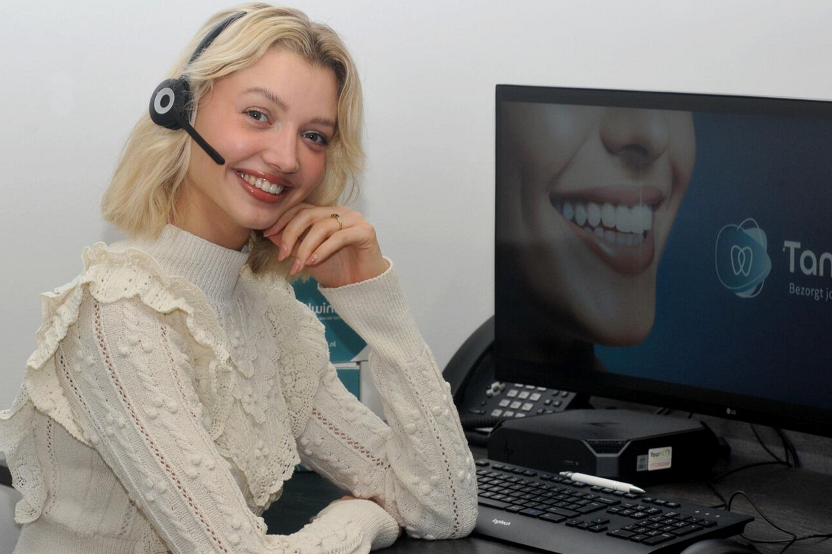 Klantenservice medewerkster met headset achter bureau bij Tandwinkel.nl