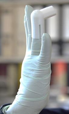 ViniGiGi pro mondspreider gedragen aan vinger met handschoen