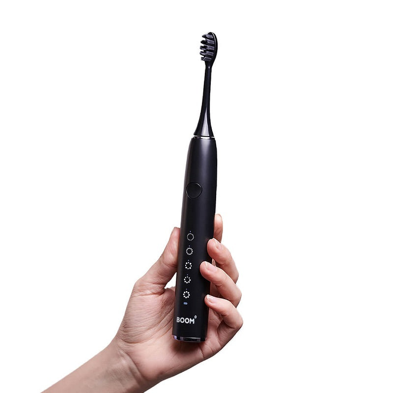 Boombrush Sonische tandenborstel zwart vastgehouden in een hand