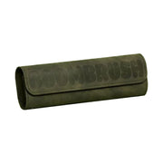Boombrush travelcase in groen leerlook met logo, opgerold etui gesloten