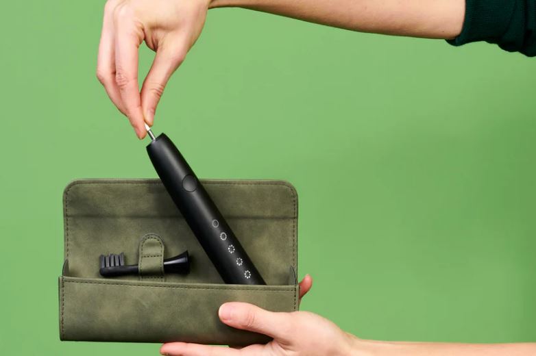 Boombrush travelcase geopend met elektrische tandenborstel die erin wordt geplaatst