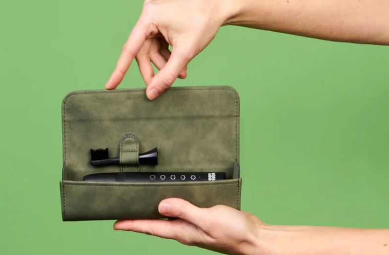 Boombrush travelcase groen leer geopend met tandenborstel erin
