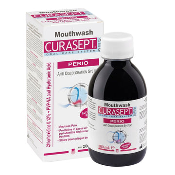 Curasept ADS Perio 0,12% CHX mondspoeling verpakking en fles met doseerdop 200 ml
