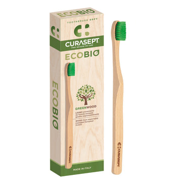 Curasept Ecobio Soft houten tandenborstel met groene borstelharen naast verpakking