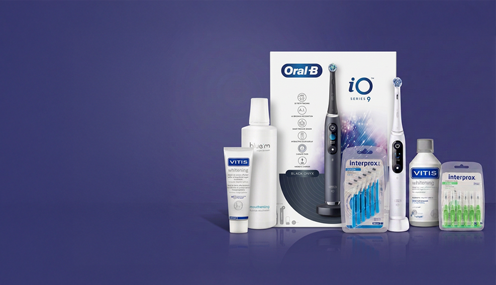 Oral-B iO Series 9, Vitis Whitening en Interprox verpakkingen op paarse achtergrond