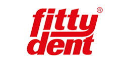 Fittydent logo in rode letters op witte achtergrond