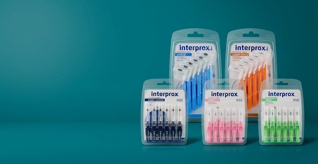 Interprox ragers in vijf verpakkingen met verschillende kleuren op turquoise achtergrond