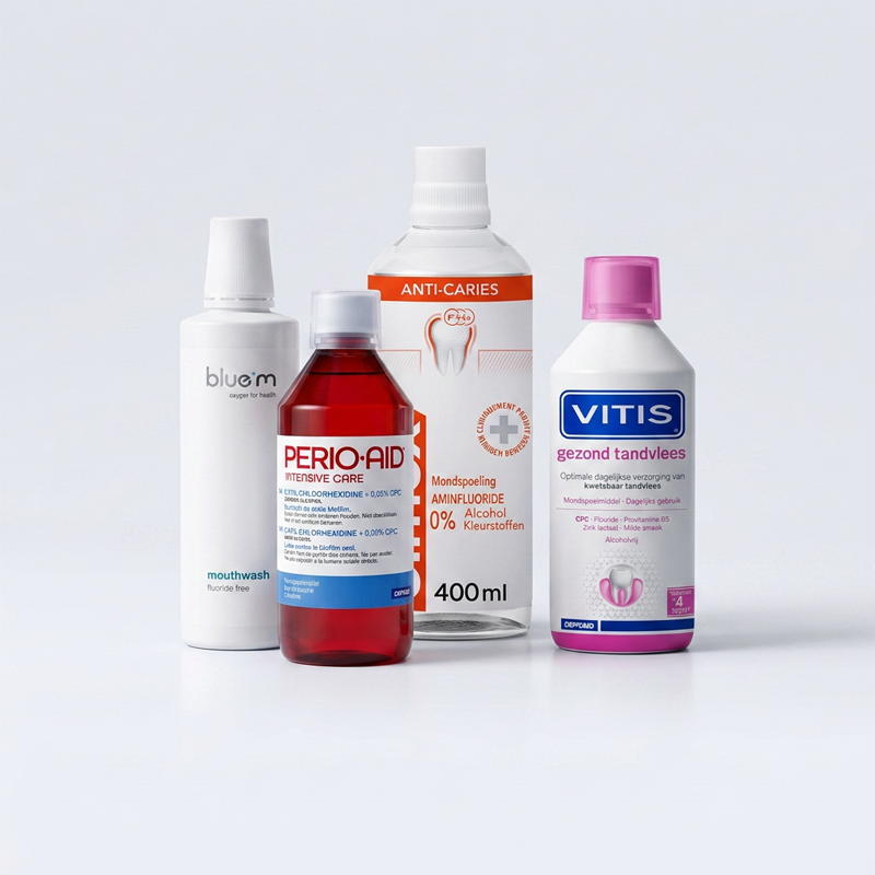 Vier flessen mondwater van Bluem, Perio-Aid, Anti-Caries en Vitis naast elkaar