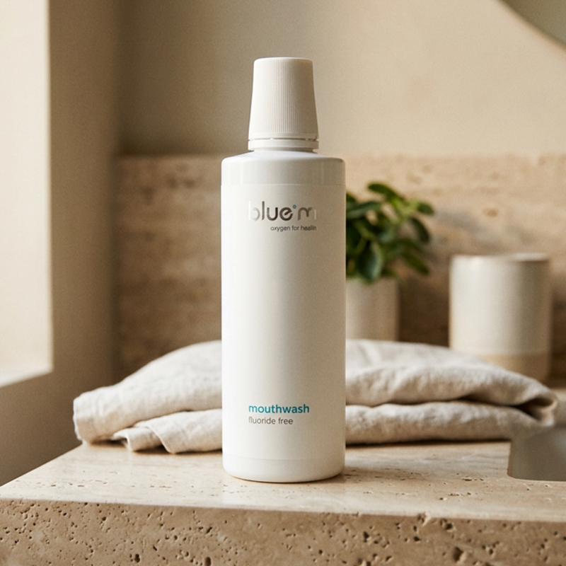Bluem mouthwash fluoride free op badkamerplankje met handdoeken en plant
