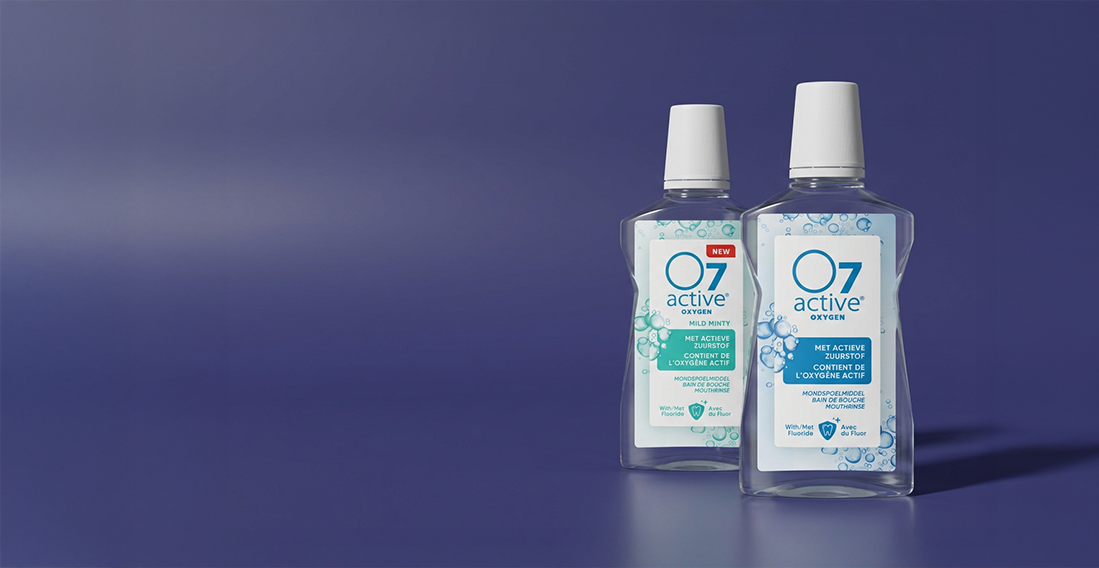 O7 Active Reyten mondwater flessen op paarse achtergrond