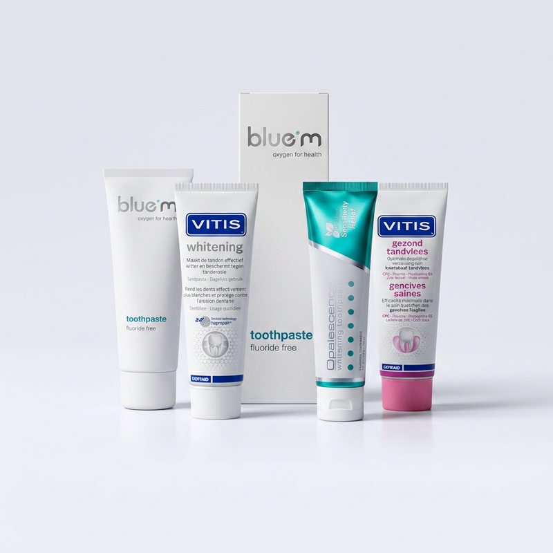 Tandpasta tubes van Bluem, Vitis en Opalescence naast elkaar op witte achtergrond