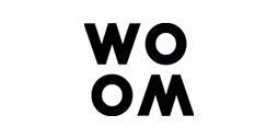 Woom logo in zwarte letters op witte achtergrond